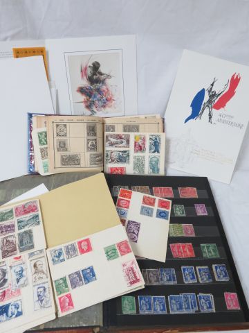 null France Lot comprenant un album de timbres, du vrac et des enveloppes Premier...