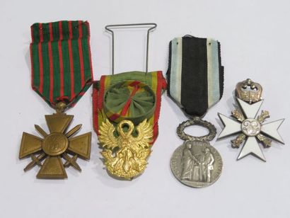 null Lot de 4 médailles militaires et civiles en bronze et argent émaillé. Diam.:...