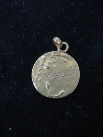 null Lot de deux pendentifs en or jaune 18K, dont une médaille religieuse (gravée)....