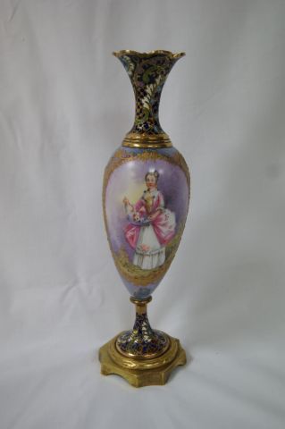 null Vase en porcelaine polychrome figurant une jeune fille aux fleurs monté en bronze...