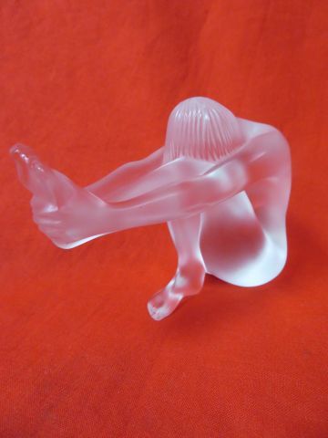null LALIQUE Sculpture en cristal dépoli figurant une danseuse. 7 X8 cm. Signé