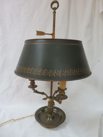 null Lampe bouillote en bronze doré à trois bras de lumière reposant sur un fût terminant...