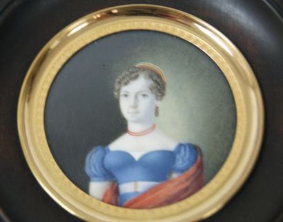 null Ecole française d'époque Empire "Jeune femme au collier de corail" Miniature...