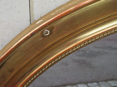 null Grand miroir ovale en bois doré. 93 x 82 cm