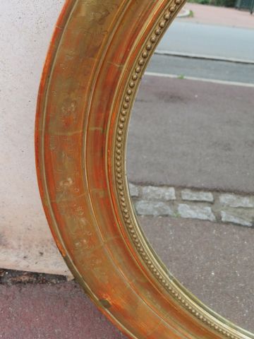 null Grand miroir ovale en bois doré. 93 x 82 cm
