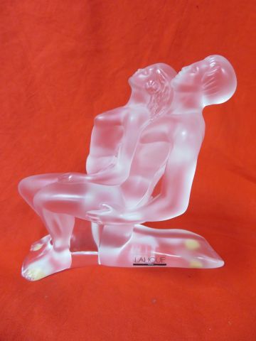 null LALIQUE Sculpture en cristal dépoli figurant un couple enlacé. 16 X14 cm. S...