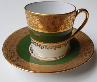 null LIMOGES Série de 6 tasses à café, avec leurs sous-tasse en porcelaine blanche...