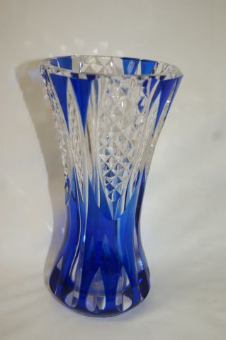 null VAL SAINT LAMBERT Vase en cristal taillé blanc et bleu. Haut.20 cm (petite égrenure)....