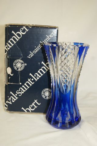 null VAL SAINT LAMBERT Vase en cristal taillé blanc et bleu. Haut.20 cm (petite égrenure)....