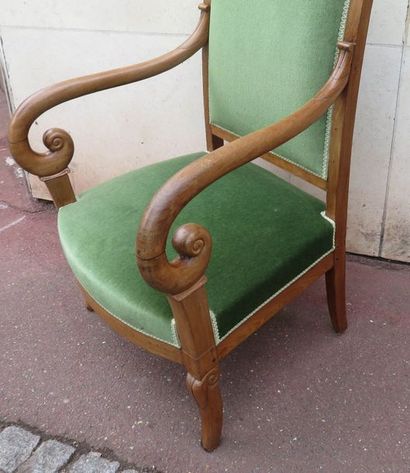 null Fauteuil en bois sculpté. XIXe siècle. Garniture en velours vert.