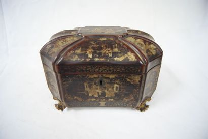null CHINE Boîte à thé en bois laqué, intérieurs en étain. Vers 1900. 12 x 20 x 13...