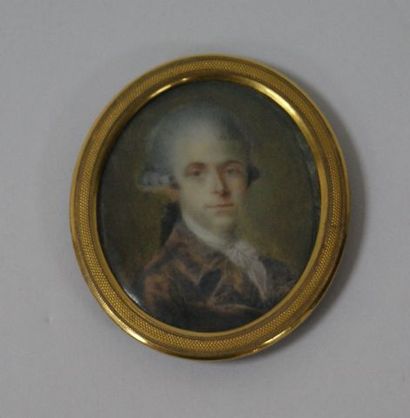 null Ecole française du XVIIIe siècle "Portrait d'hommme à la redingote marron" Miniature...