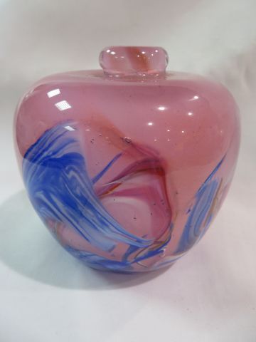 null M De Lafolia Vase en verre coloré. 12 cm Daté 09.02. (petit éclat en dessou...