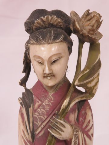 null JAPON Okimono en ivoite polychrome figurant un personnage féminin.H.25 cm.Sur...