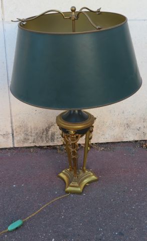 null Pied de lampe en bronze et tôle laquée, abat-jour en carton. Style Empire. Hauteur...