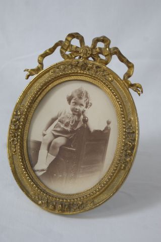null Cadre photo en bronze doré, style Louis XVI. Contient une photo ancienne.