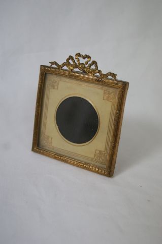null Cadre photo en laiton doré, style Louis XVI. 10 x 10 cm