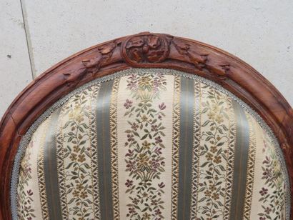 null Fauteuil en bois sculpté, garni de tissu rayé fleuri. Style Louis XVI, XIXe...
