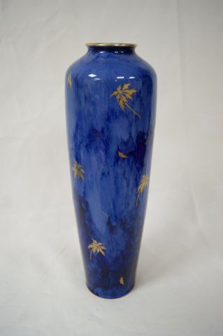 null SEVRES Vase en porcelaine bleue à rehauts d'or. Fabriqué en 1900, doré en 1901....