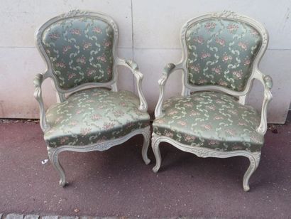 null Paire de fauteuils en bois laqué blanc. Style Louis XV. Garnie de soie fleu...