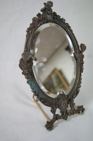 null Miroir en bronze argenté, à décor d'angelots. 23 x 16 cm (manque le pied)