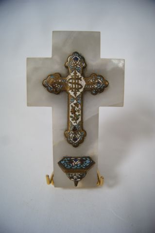 null Petit crucifix formant bénitier en onyx et bronze émaillé. 14 cm Dans son é...