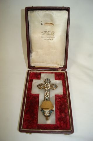 null Petit crucifix formant bénitier en onyx et bronze émaillé. 14 cm Dans son é...