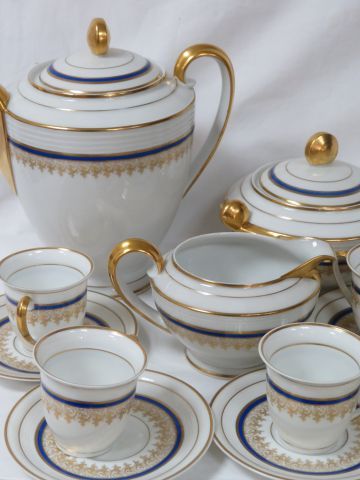 null LIMOGES Service à café en porcelaine blanche à liseré bleu et rehauts d'or,...