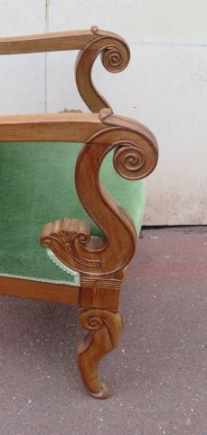 null Fauteuil en bois sculpté. XIXe siècle. Garniture en velours vert.