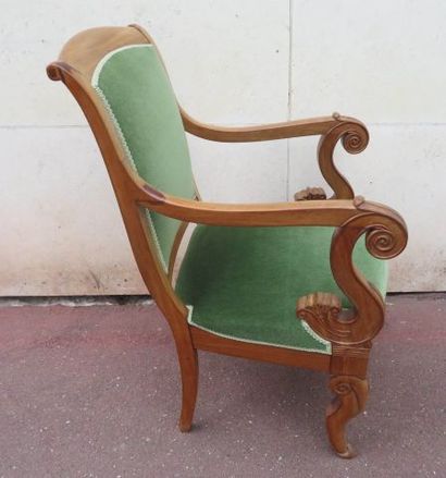 null Fauteuil en bois sculpté. XIXe siècle. Garniture en velours vert.