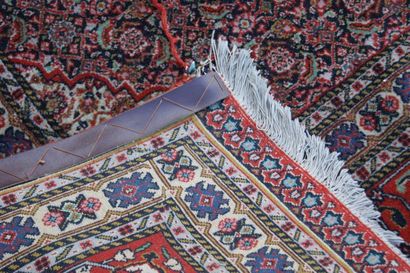 null IRAN Grand tapis en laine fond rouge à motif de végétaux stylisés.207X 287 ...