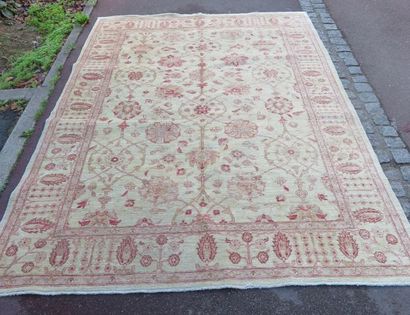 null ORIENT Tapis en laine, à décor géométrique sur fond beige. 260 x 190 cm