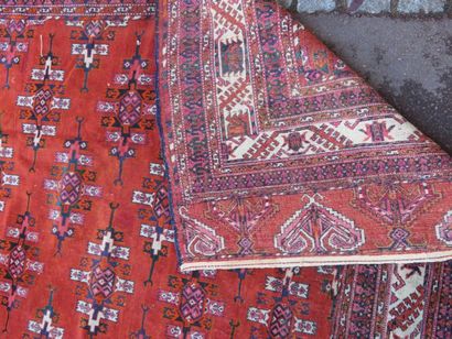 null Tapis Boukhara en laine à décor géométrique sur fond rouge. 310 x 240 cm