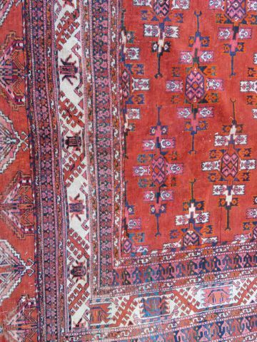 null Tapis Boukhara en laine à décor géométrique sur fond rouge. 310 x 240 cm