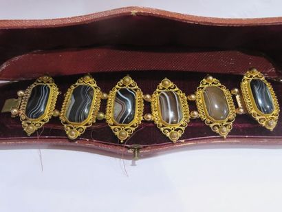 null Bracelet en métal doré, serti de pierre dure noire veinée (agathe ?). Long.:...