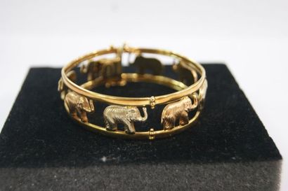 null Bracelet en or jaune 18K, à décor d'éléphants. Poids : 22,95 g Diam.: 6 cm
