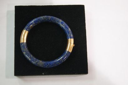 null Bracelet jonc en lapis lazuli. Monture et fermoir en or jaune 18k. Diam.: 7,5...