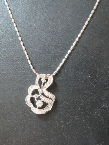 null Collier en or gris 18K, composé d'une chaîne et d'un pendentif orné de brillants...