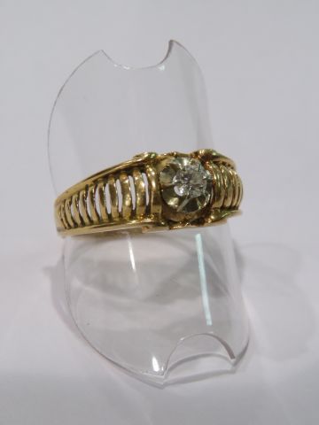 null Bague en or jaune 18K, ornée d'un brillant monté en griffes. Poids brut : 5,12...