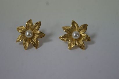 null Paire de boutons d'oreilles en or jaune 18K en forme de fleurs, ornés de perles...