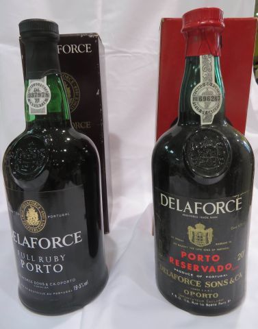 null Lot de deux bouteilles de porto Delaforce. 70 et 75 cl. Dans leurs boîtes.