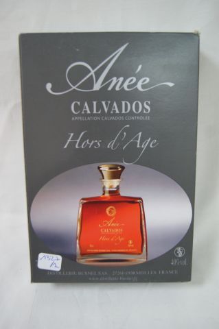 null ANEE Bouteille de Calvados hors d'Age. 70 cl. Dans son coffret.