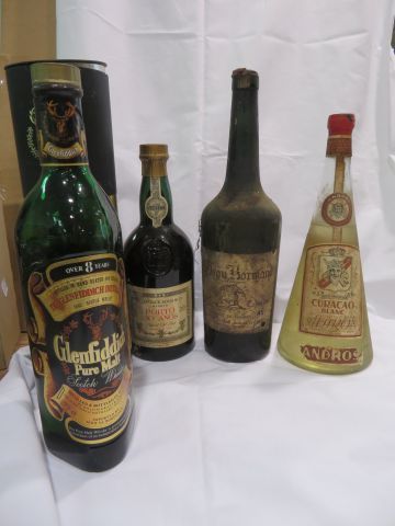 null Lot comprenant une bouteille de porto (70 cl), une bouteille de vieux Calvados...
