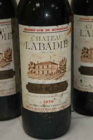 null 5 bouteilles de Côtes de Bourg, Château Labadie, 1979. (B, 1 TB, es, 1 capsule...