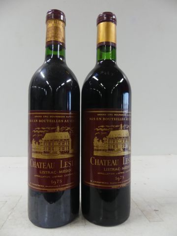 null 2 bouteilles de Château Lestage 1975 Listrac Médoc Grand Cru Bourgeois Supé...