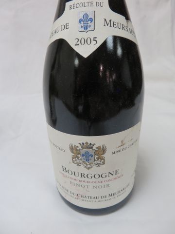 null Lot comprenant une bouteille de Bourgogne aligoté et une de Pinot noir, Château...