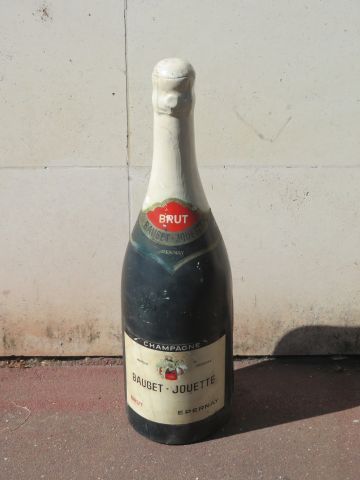 null Imposante bouteille en fibre de verre peinte pour la marque de champagne "BAUGET-JOUETTE",...