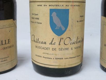 null Lot comprenant 2 bouteilles de vin de paille (Jura, une de 1969) et une de Muscadet...