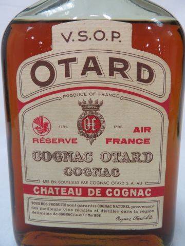 null Petite bouteille de cognac VSOP Otard, réserve Air France. Haut.: 18 cm Circa...