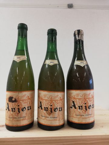 null 3 bouteilles de Anjou Blanc Tiré Bouché 1 de 1973 et 2 de 1974 (Capsules découpées,...